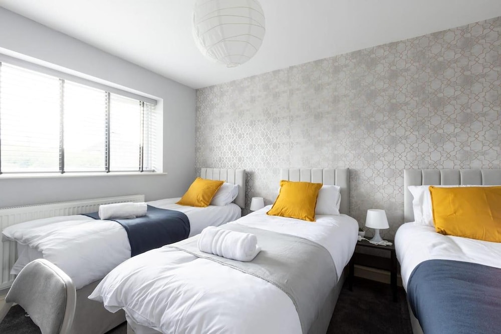 Huge Home,sleeps 12, Private Parking, Pets ok