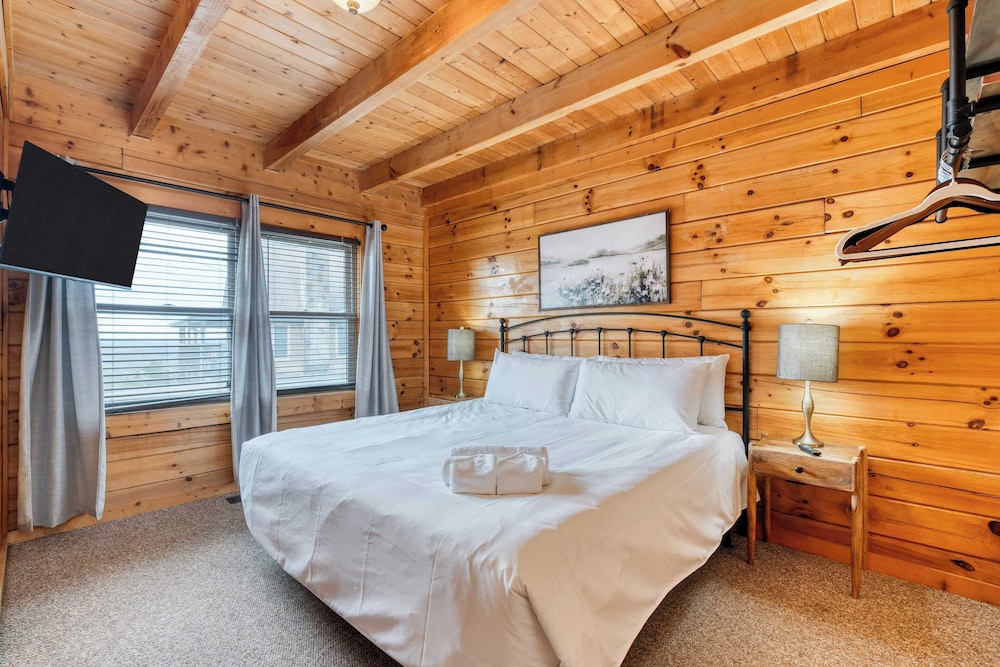Mountains are Calling by Avantstay Sleeps 8 Hot Tub + Game Loft Located in Douglas Lake Resort