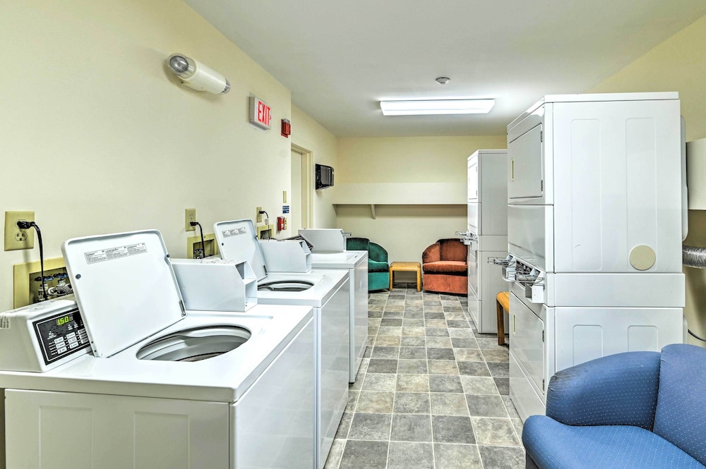 Snow Mountain Condo: Hot Tub + Shuttle to Resort