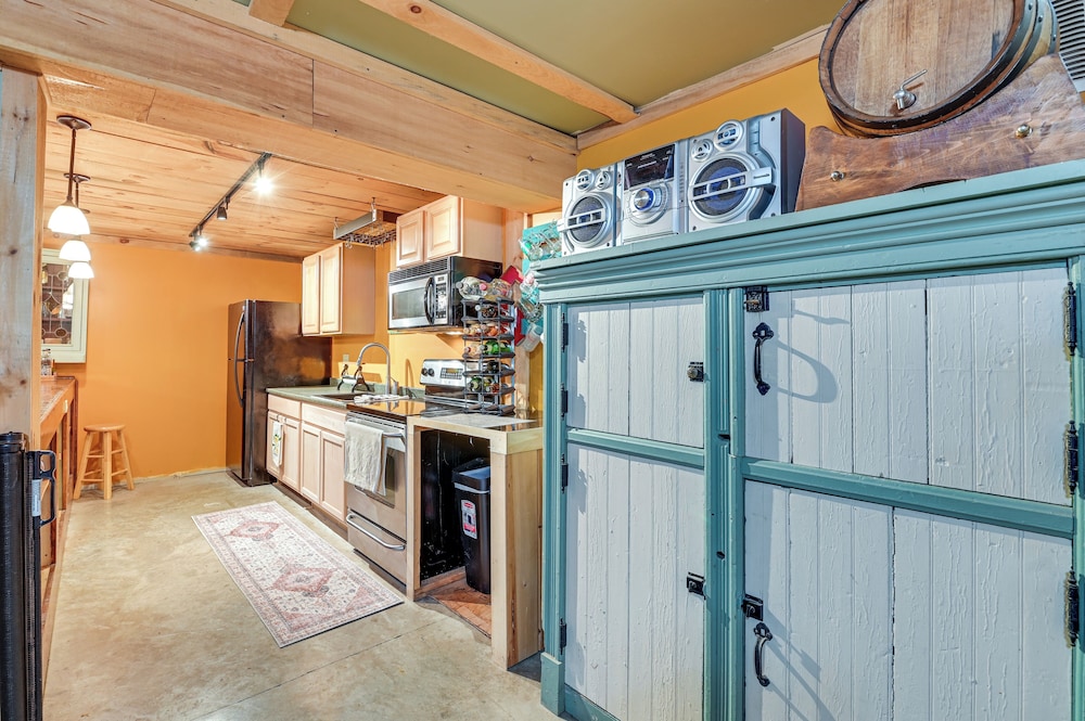 Fire Pits, Deck & Views: Catskills Home!