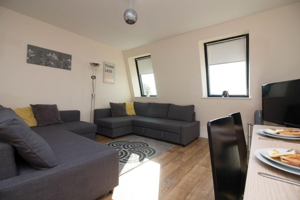 Stayzo Castle Penthouse 17 - A Clean Fresh Modern Apartment With Free Wi-fi view 2