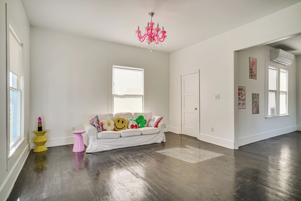 2 Mi to Gator Chateau: Vibrant Home w/ Balcony