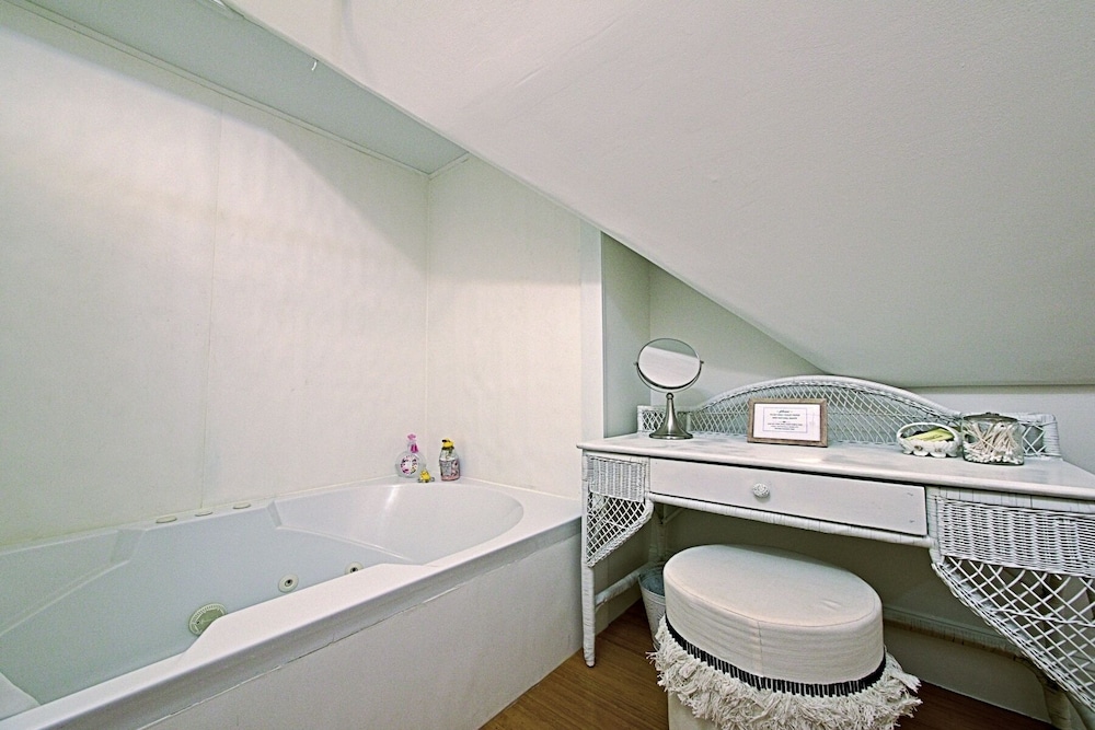 Chesnut Cottage Inn