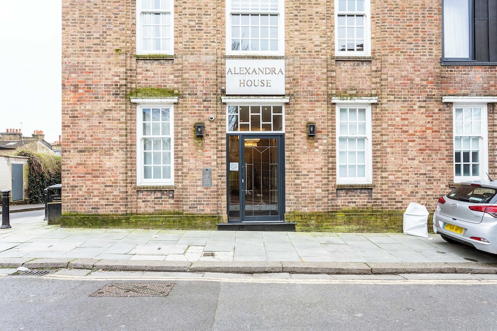 Cosy 2-bed Flat in Vibrant Acton!