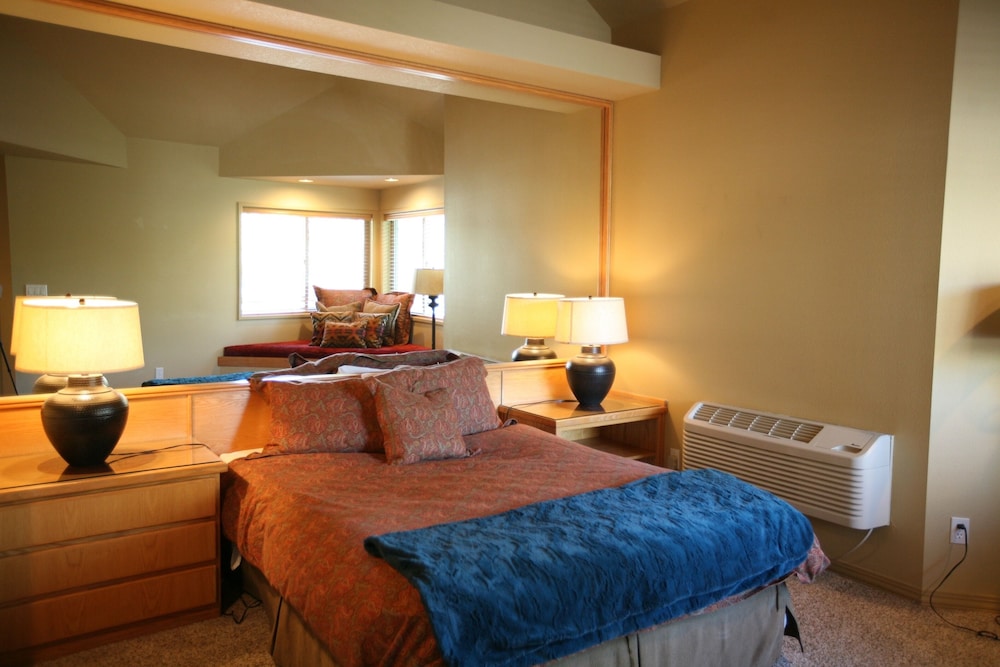 River Ridge 416b 1 Bedroom Condo by RedAwning view 3