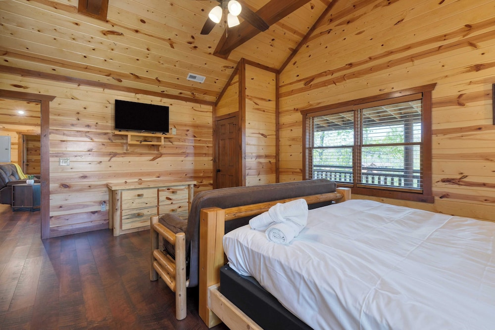 Dolly's Lodge by Avantstay Sleeps 28 - Luxe Smokies Cabin Game Room, Hot Tub, Views, Near Attractions