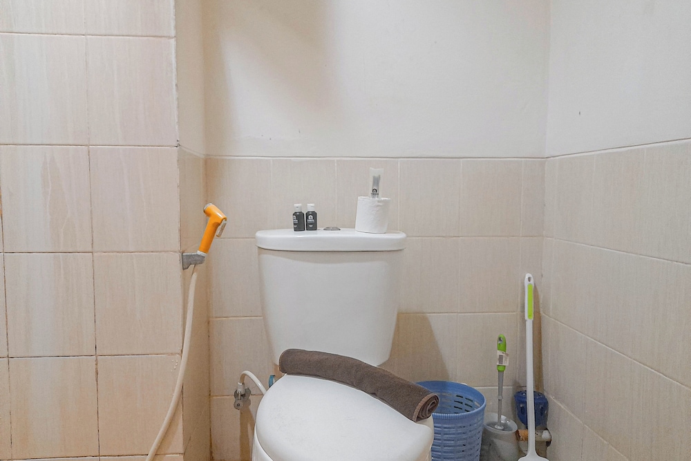 Homey Studio Apartment At Easton Park Residence Jatinangor