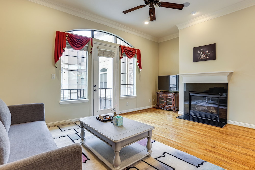 Walk to Shops & Eats: Family Retreat in Houston