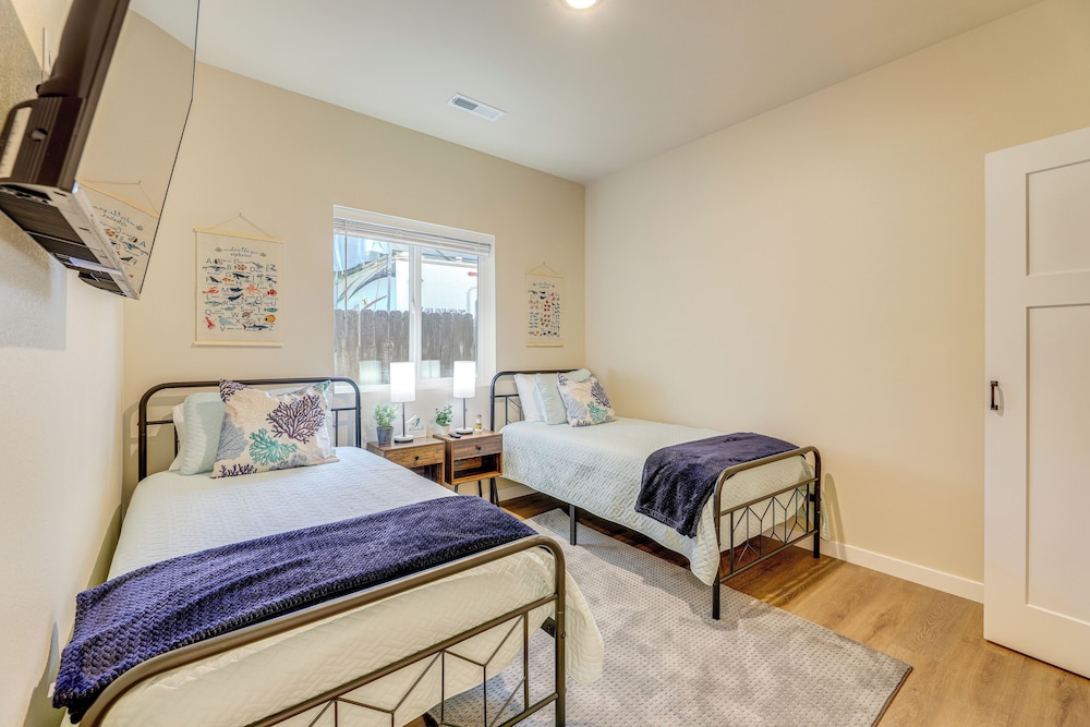 Family-friendly Florence Home: 3 Mi to the Coast!