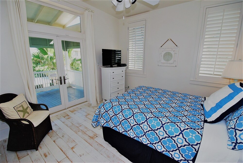 Bella Casa - Private House With Hot Tub 4 Bedroom Home by RedAwning