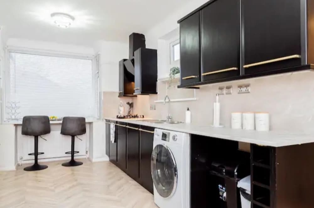 Private Gated Modern Home in Southampton - Estwood view 5