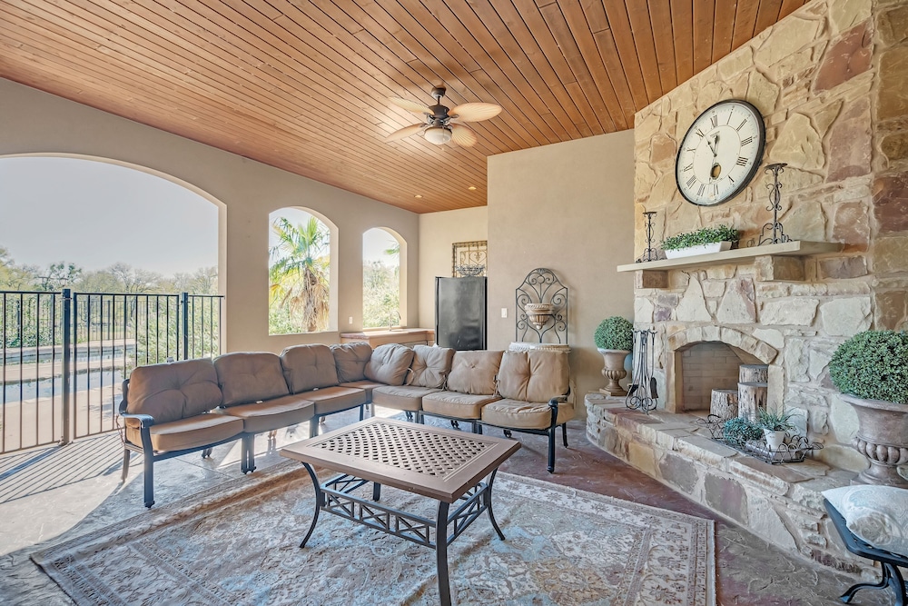 Luxurious 4-Bedroom Oasis with Private Pool Home