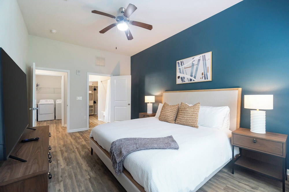 Landing Apartments - University City North