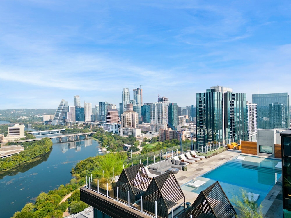 Modern Rainey St Oasis with Pool & Views - Image 4