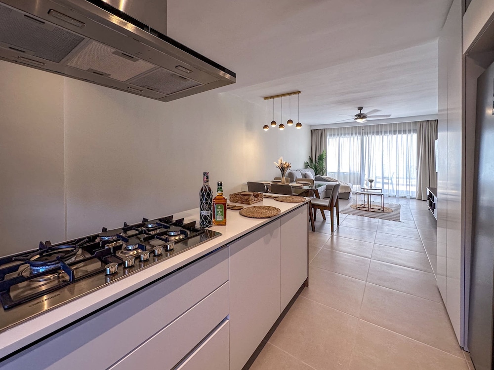 Beautiful Brand new Beach Condo w Picuzzi