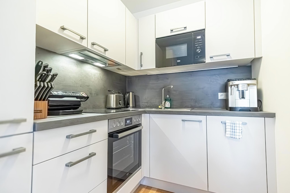 9 Min to City Center 1BR 1LR Balcony