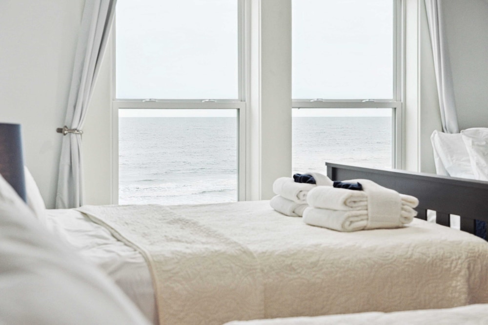 Oceanfront w/ Pool, Panoramic Deck Views, 5bdr Folly Ocean Breeze by Avantstay