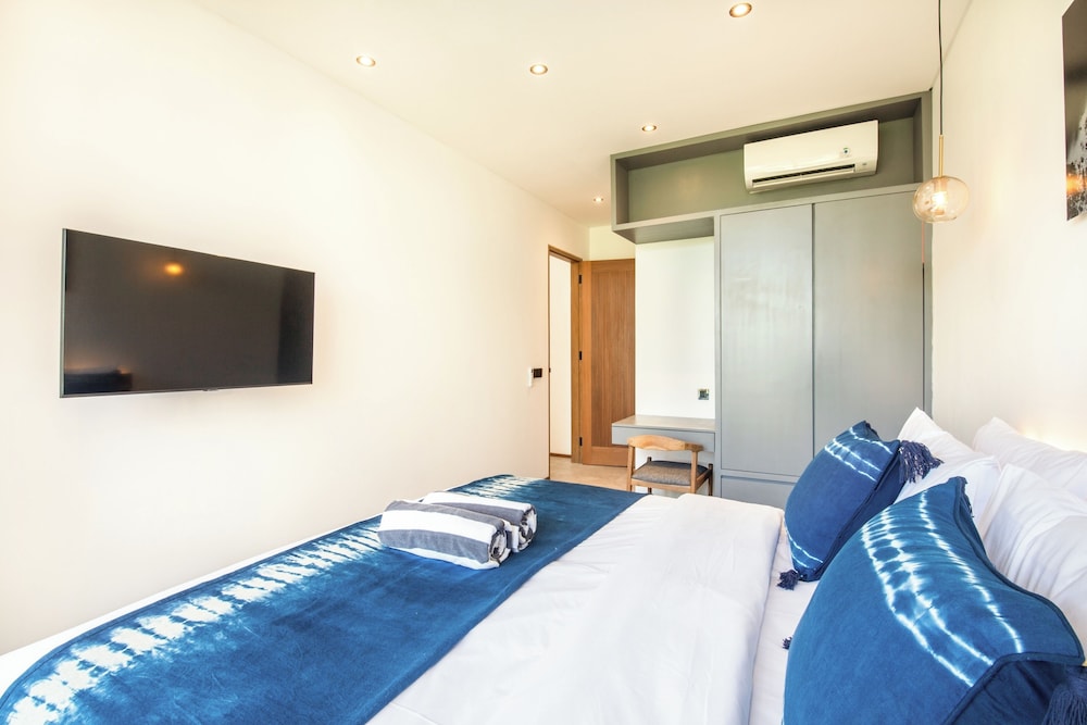Seaside Escape: 4BR Villa, 190m to Canggu Beach
