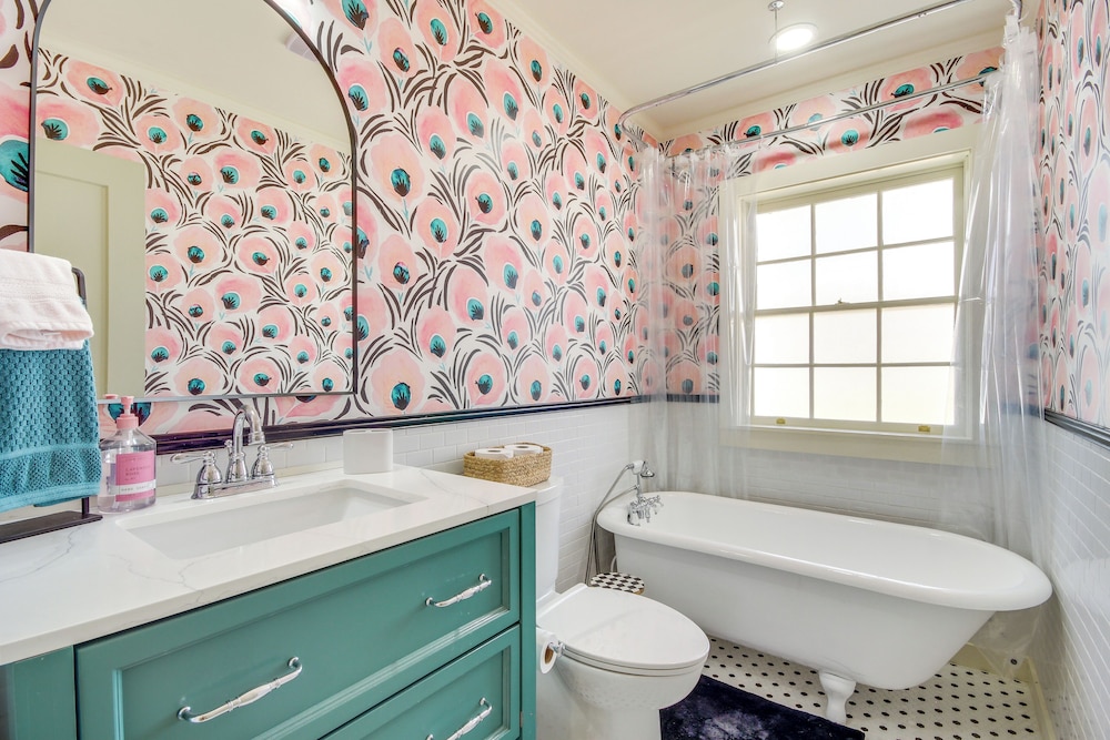Colorful & Retro Perkinston Cottage w/ Yard!