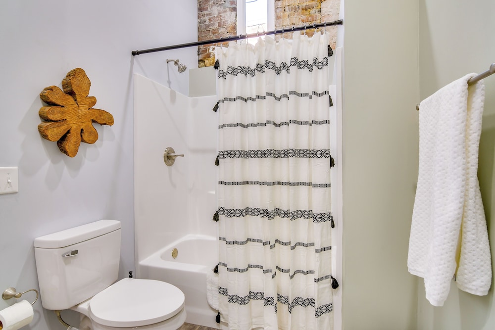 Dtwn Loft in the Heart of Monett: Pets Welcome!
