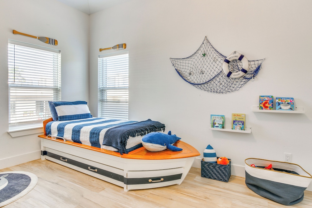 1 Block to Beach: South Padre Island Paradise!