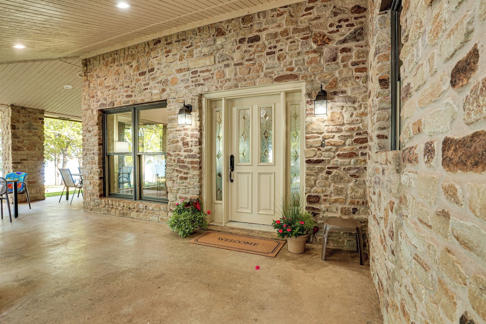 Family Friendly! Lakefront Escape in Pottsboro