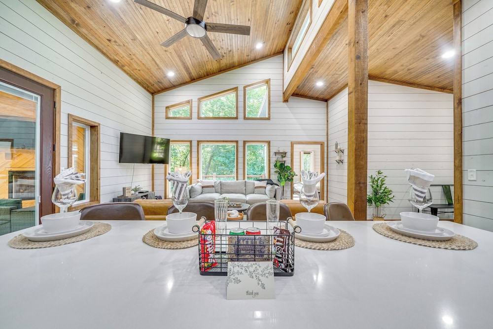 Creekside Cabin w/ Views & Hot Tub in Broken Bow