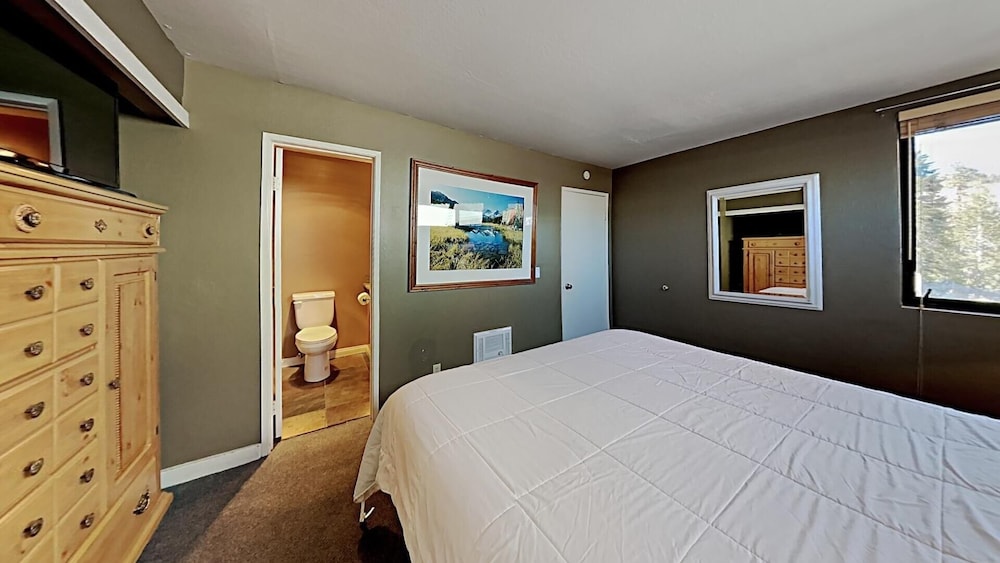 Large Upgraded 4 Bedroom Condo in Mammoth! Easy access To Hot Tubs, Pool, Sauna by RedAwning view 5