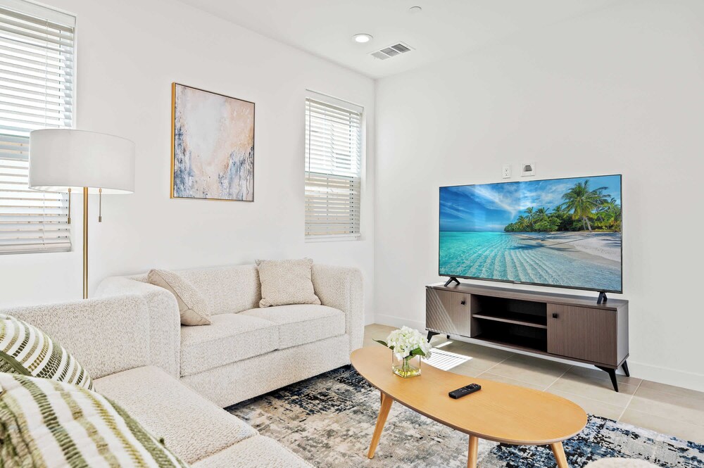 Stylish 3BR Oasis in Palm Desert Near El Paseo Zoo