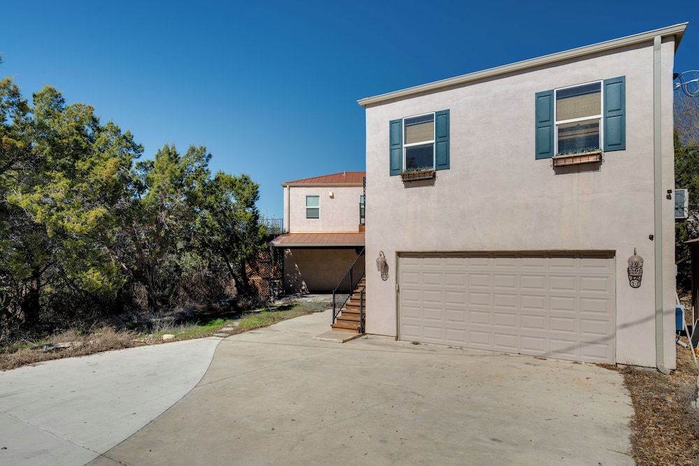 Stylish Apt Near Lake Travis w/ Entertainment