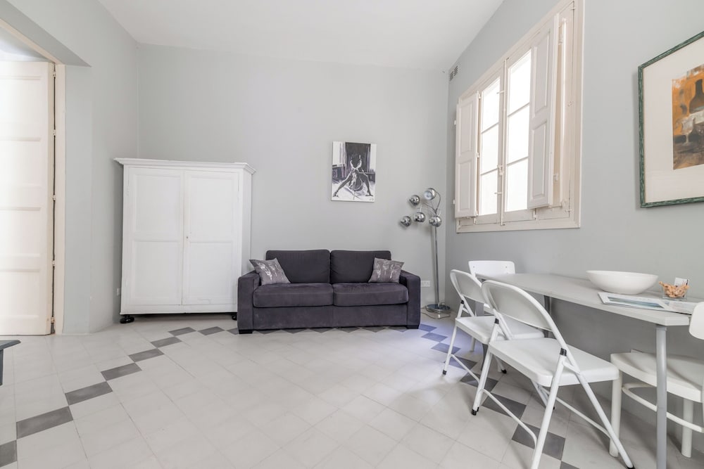 Spacious & Luxury 3BR Central Apartment view 5