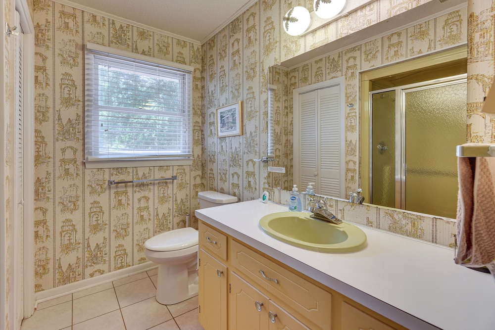 On Lake Tillery: Spacious Home w/ Screened Porch!