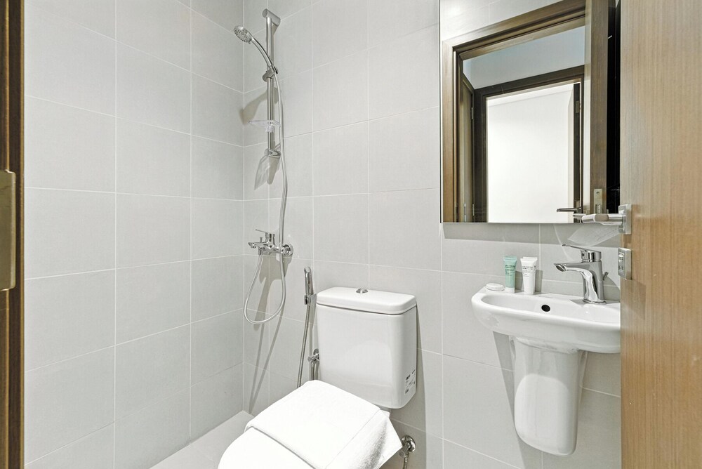 2BR M Water Views Near Downtown