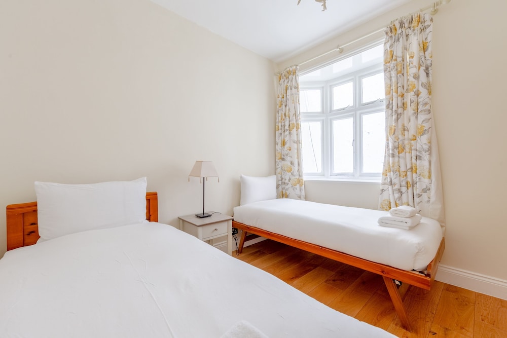 Spacious and Central 3 Bedroom House in Paddington