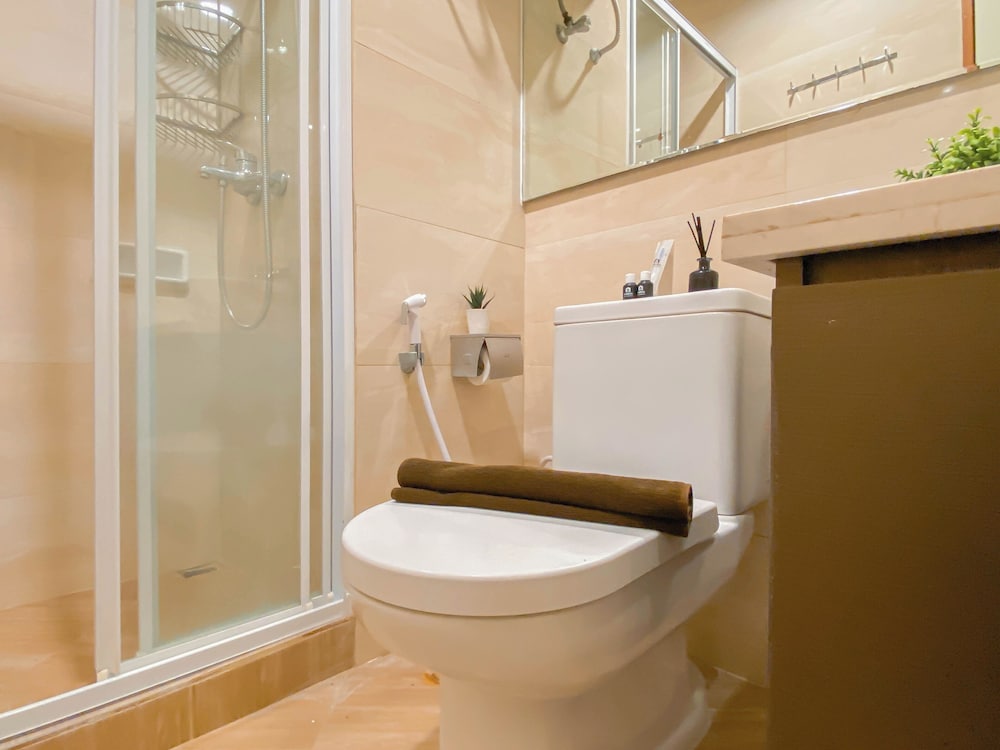Modern And Spacious 2Br Apartment Green Bay Condominium