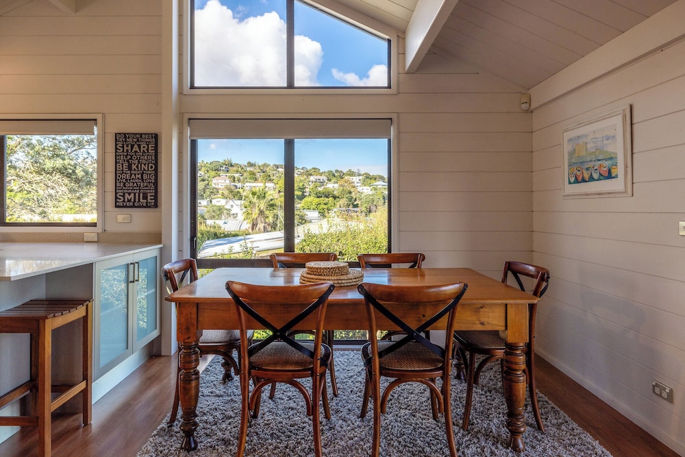 Matai Cottage in Oneroa with Sea Views
