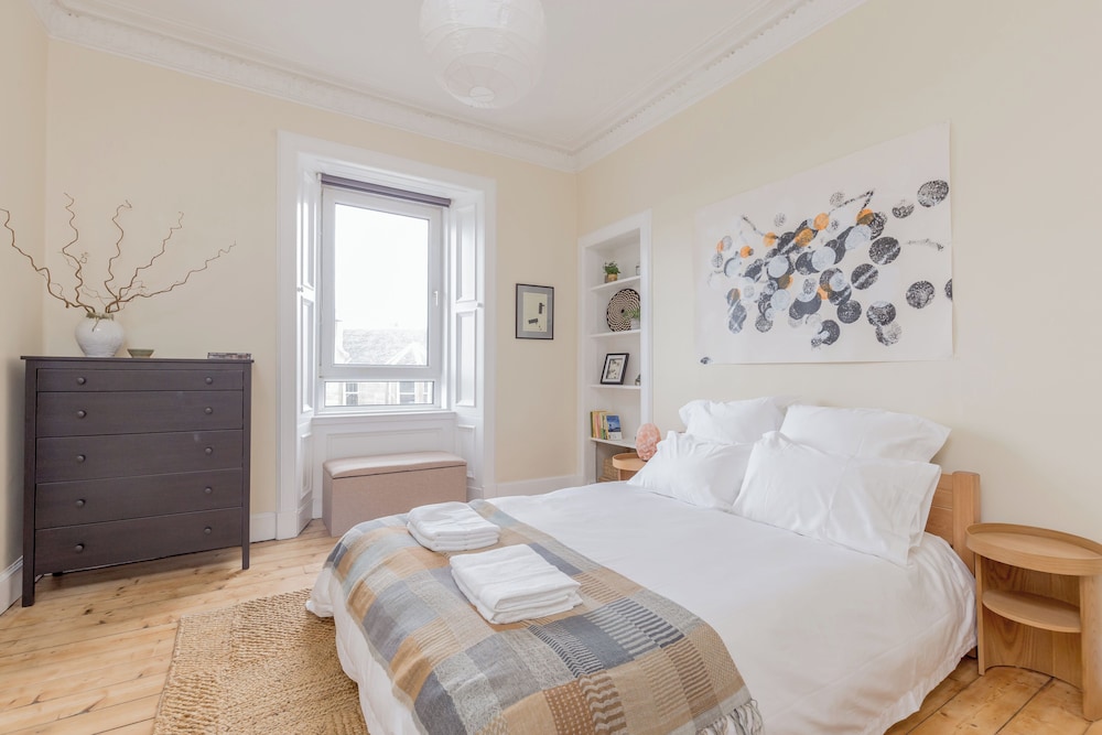 Edinburgh Castle Views Stylish 2BD Flat Sleeps 4