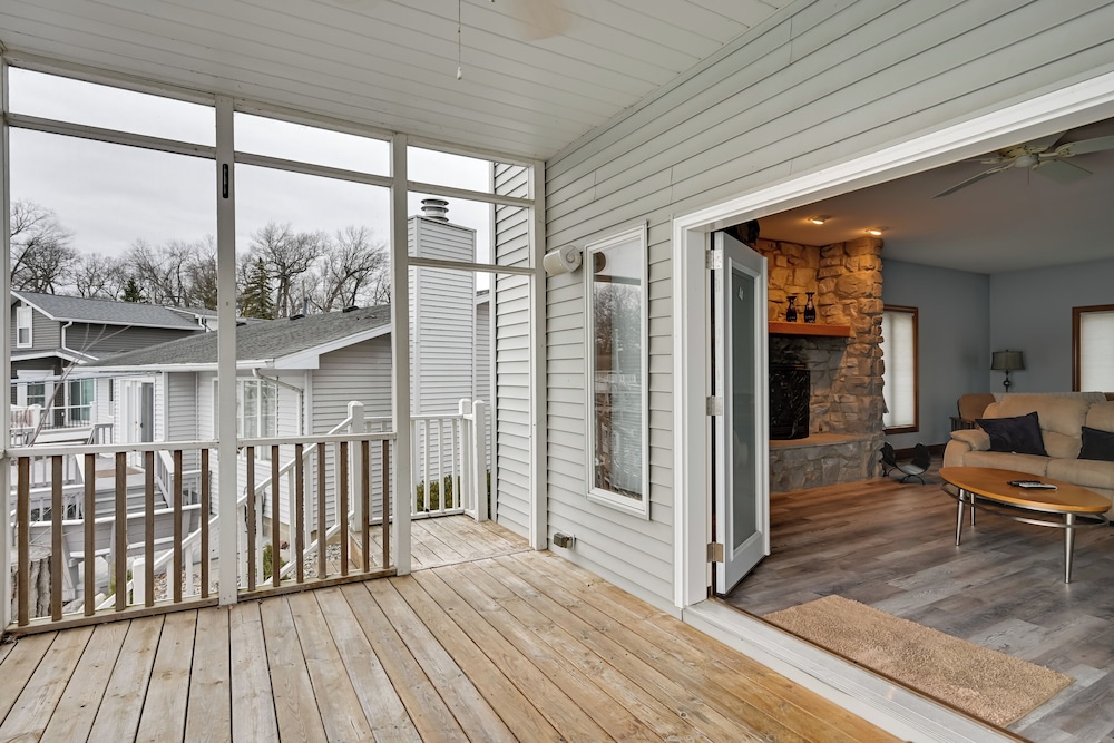 Hot Tub & Dock: Waterfront Lake Hamilton Home