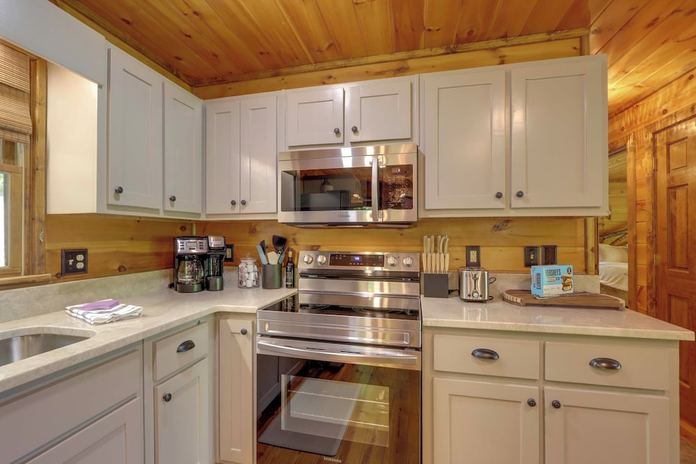 Family Friendly: Hot Tub Haven in Mineral Bluff!