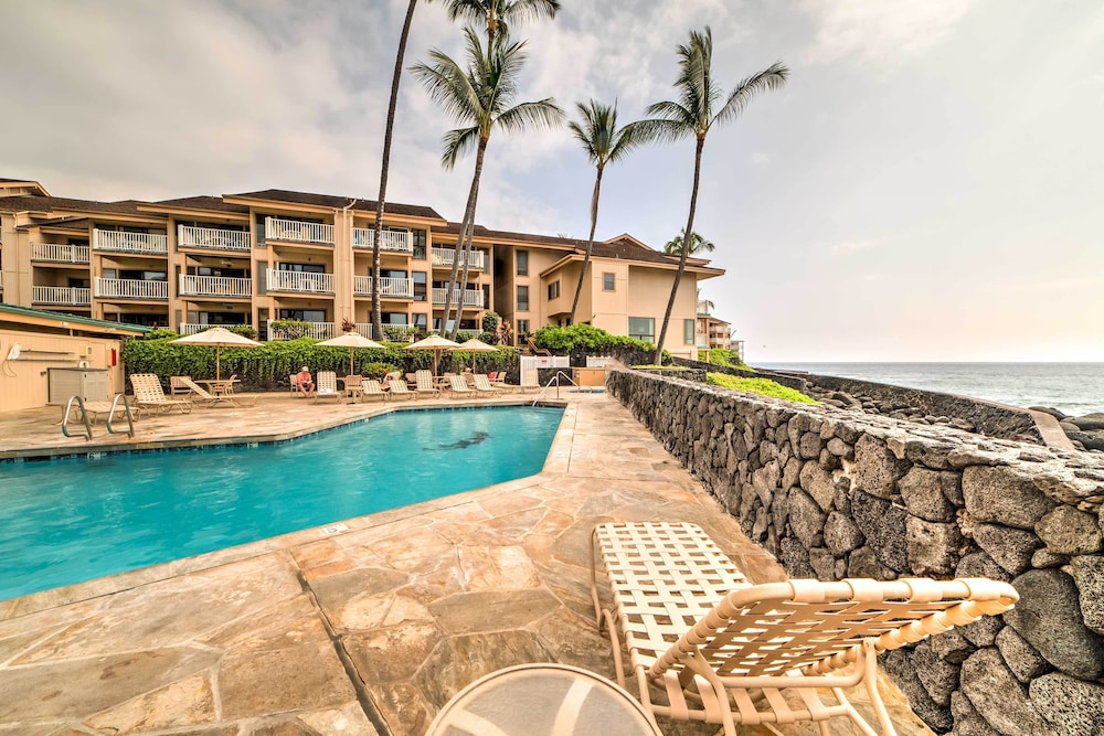 Oceanfront Kailua-kona Townhome w/ Pool & Views!