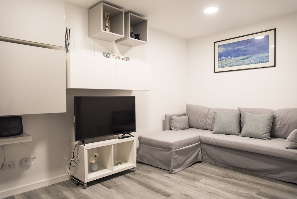 Contemporary 2 Bedroom Flat near University