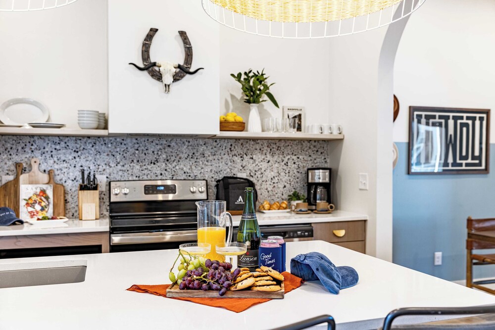 Sleeps 24, 2 Units Mins to Downtown Outrider by Avantstay