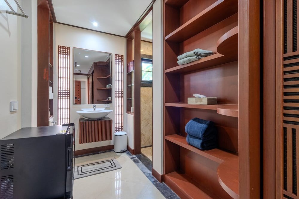 Famous Baan Bua Luxury Estate V238