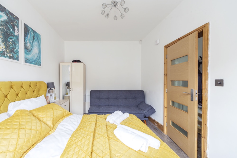 Charming 5-bed House in Birmingham view 5