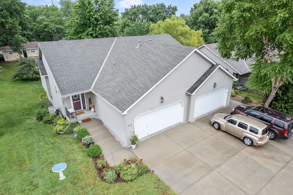 Beautiful Townhome 11 Minutes To Downtown 3 Bedroom Townhouse