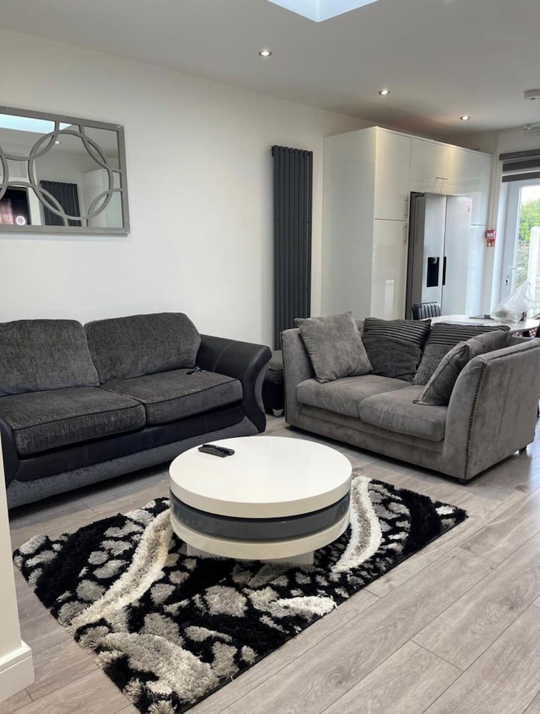 Uppamosluxurious London House With 4 Bedrooms