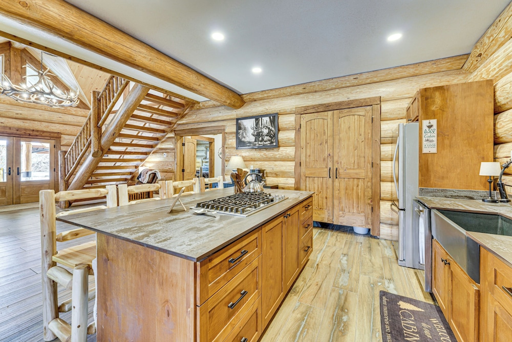 Cabin 3/4 Mi to Red River Ski & Summer Area