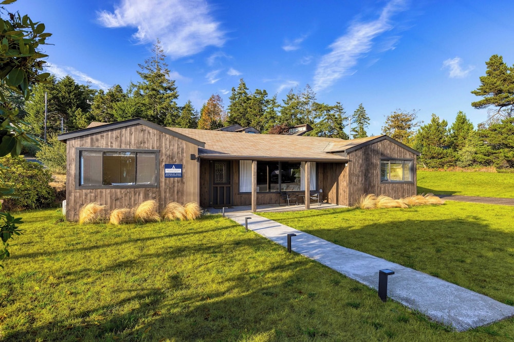 Walk to Beach & Shops Fireplace, Patio Dining & Firepit at Manzanita Ave