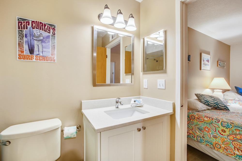 Oceanfront Bliss: Night of Lights Getaway! view 5