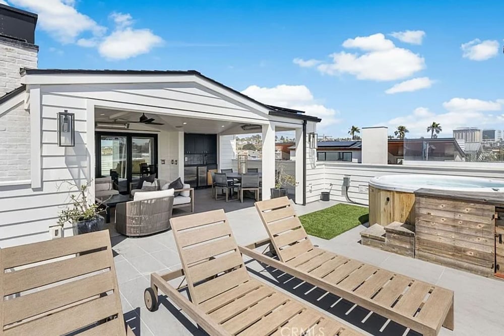 3BR Newport Luxury Rooftop Deck Hottub Parking